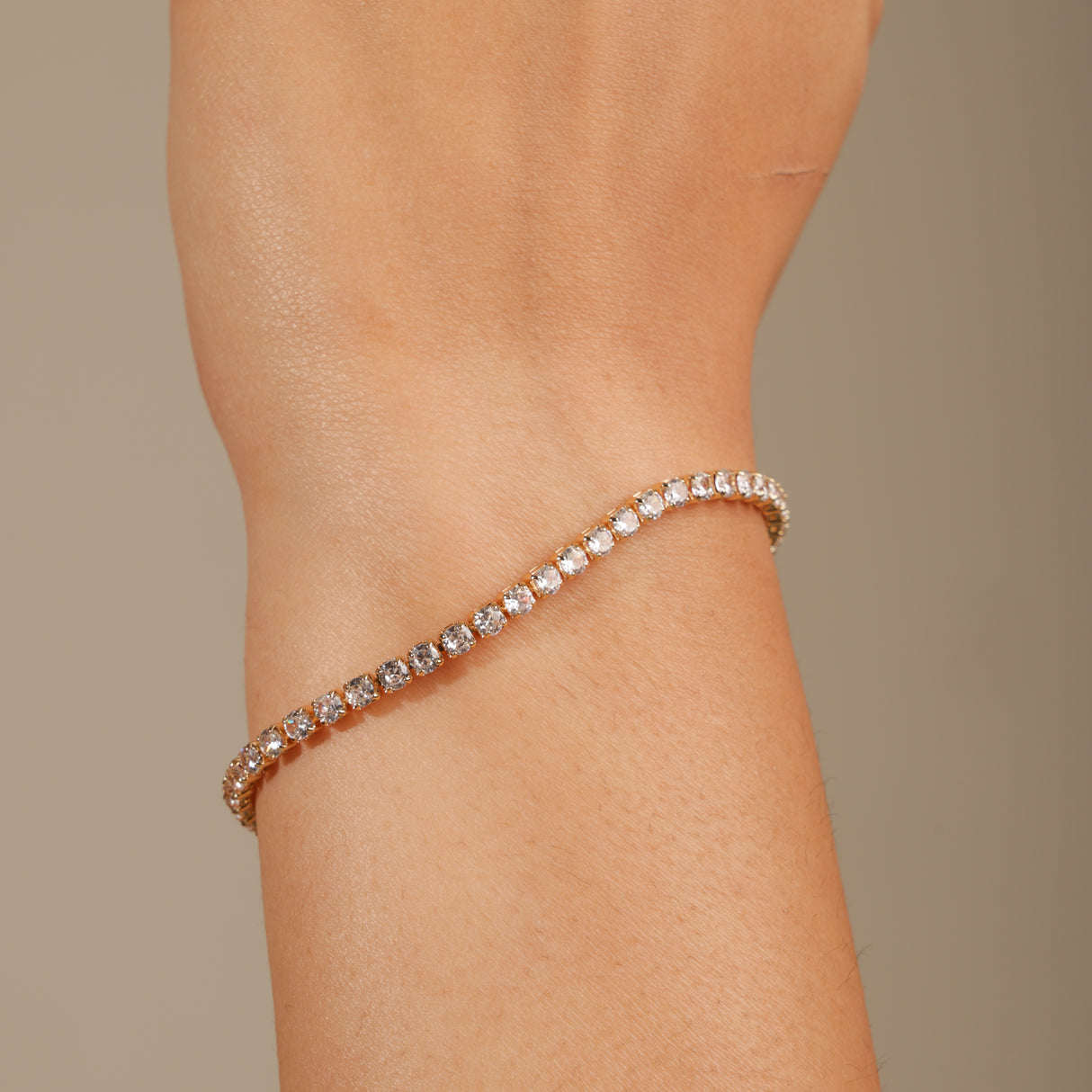 Arwa Elegant single string bracelet with crystal stones