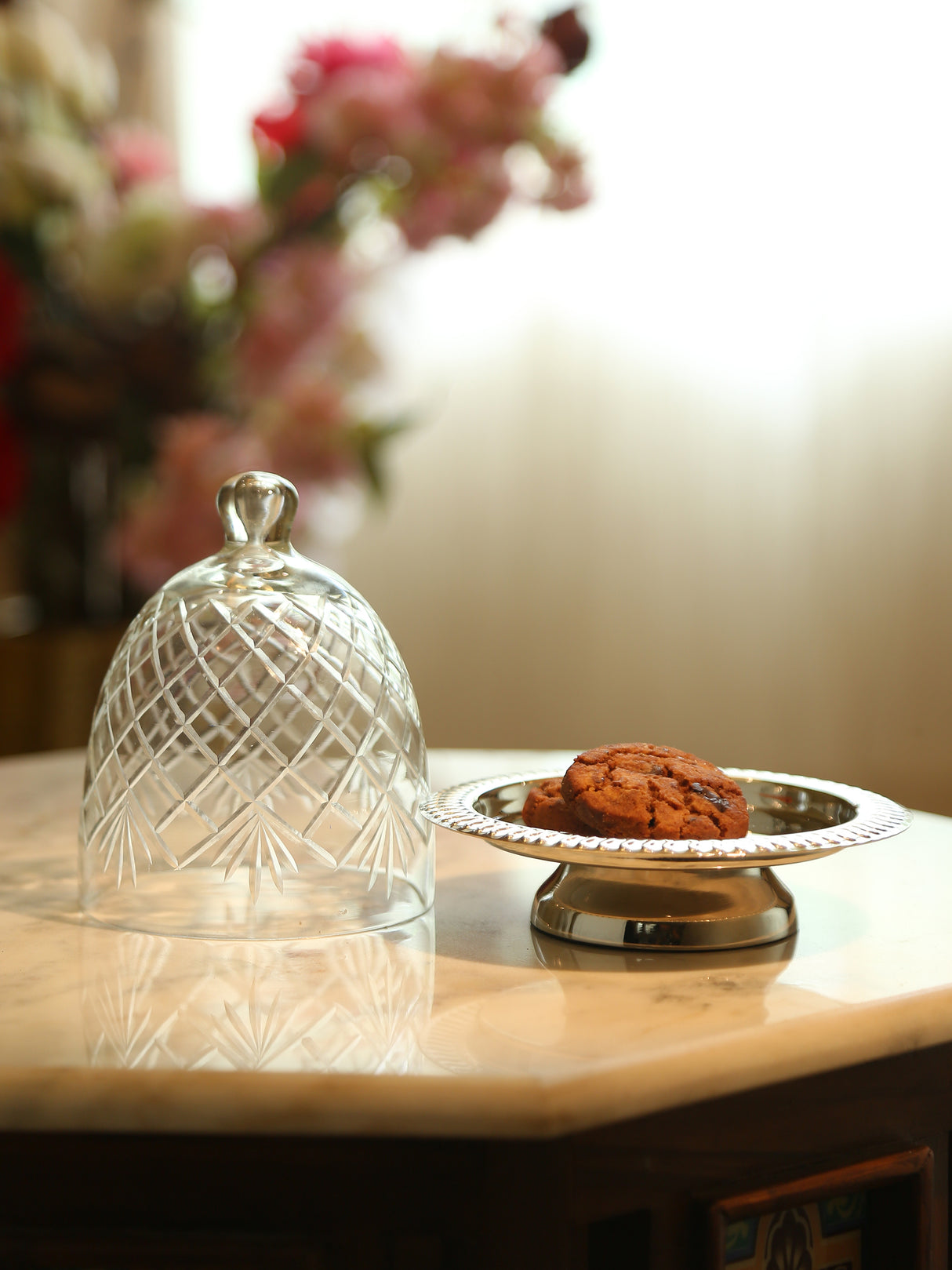 Round Cake Plate with Glass Dome