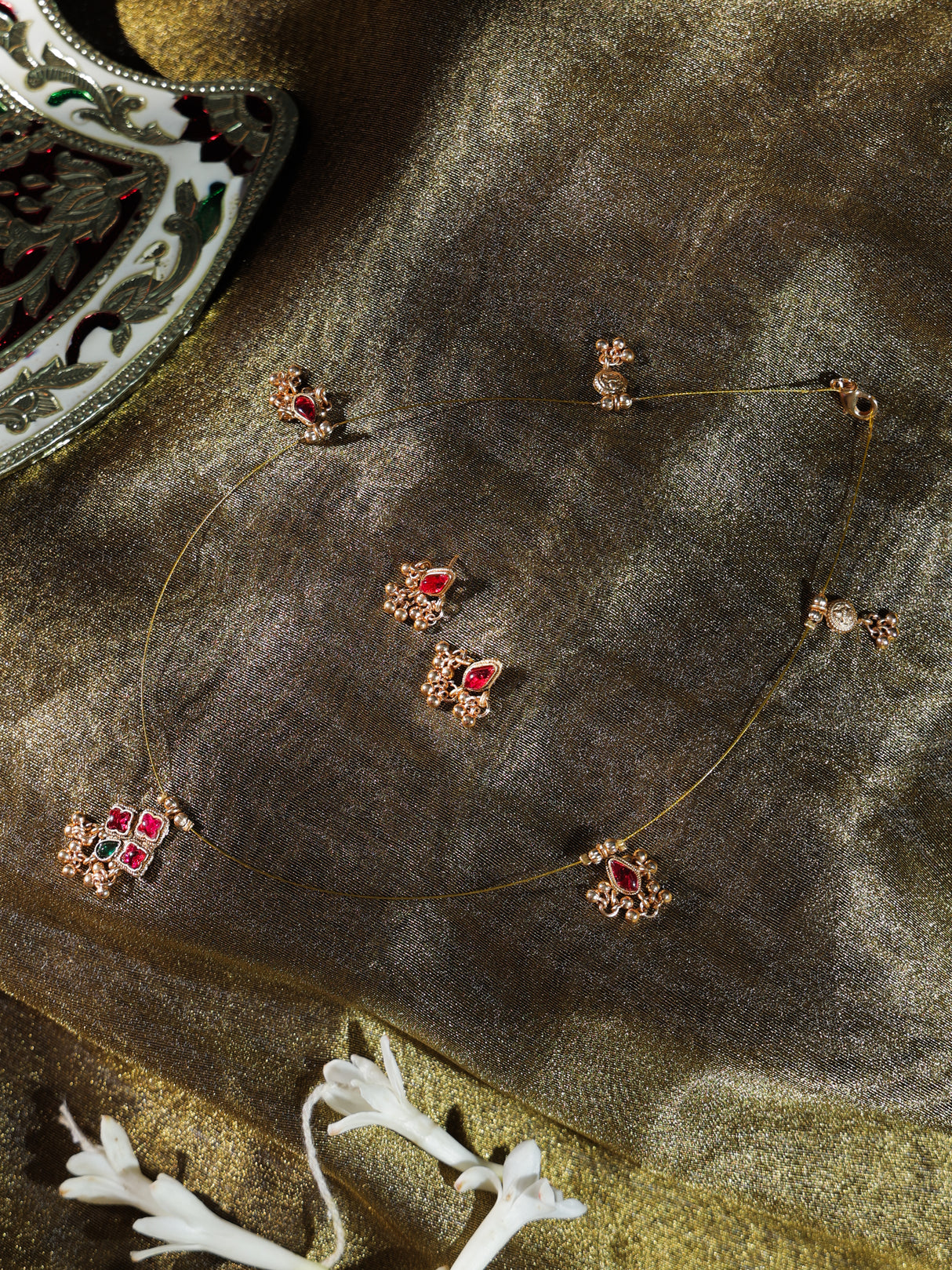 Gajal Minimal kundan necklace