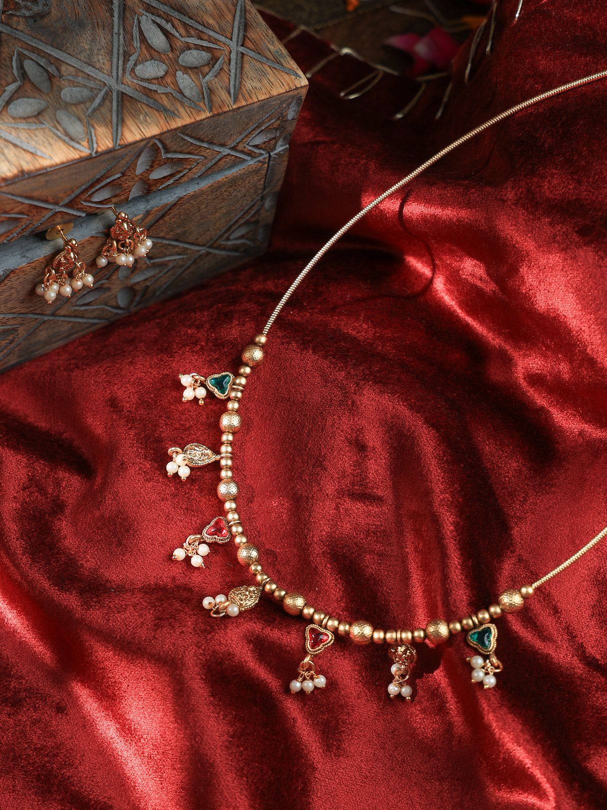 Iyla Minimal kundan necklace