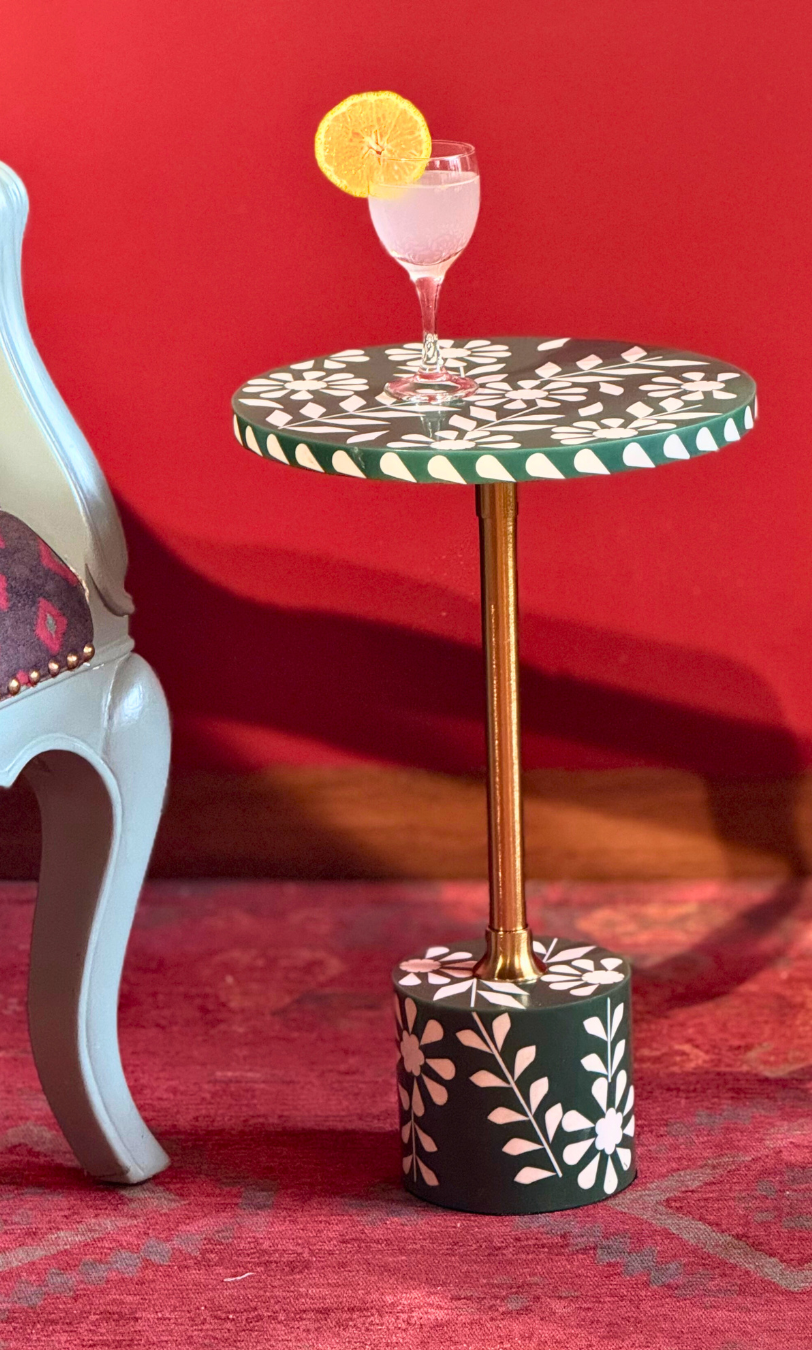 ResinRhapsody: Artisan Elegance in Liquid Luxe Tables