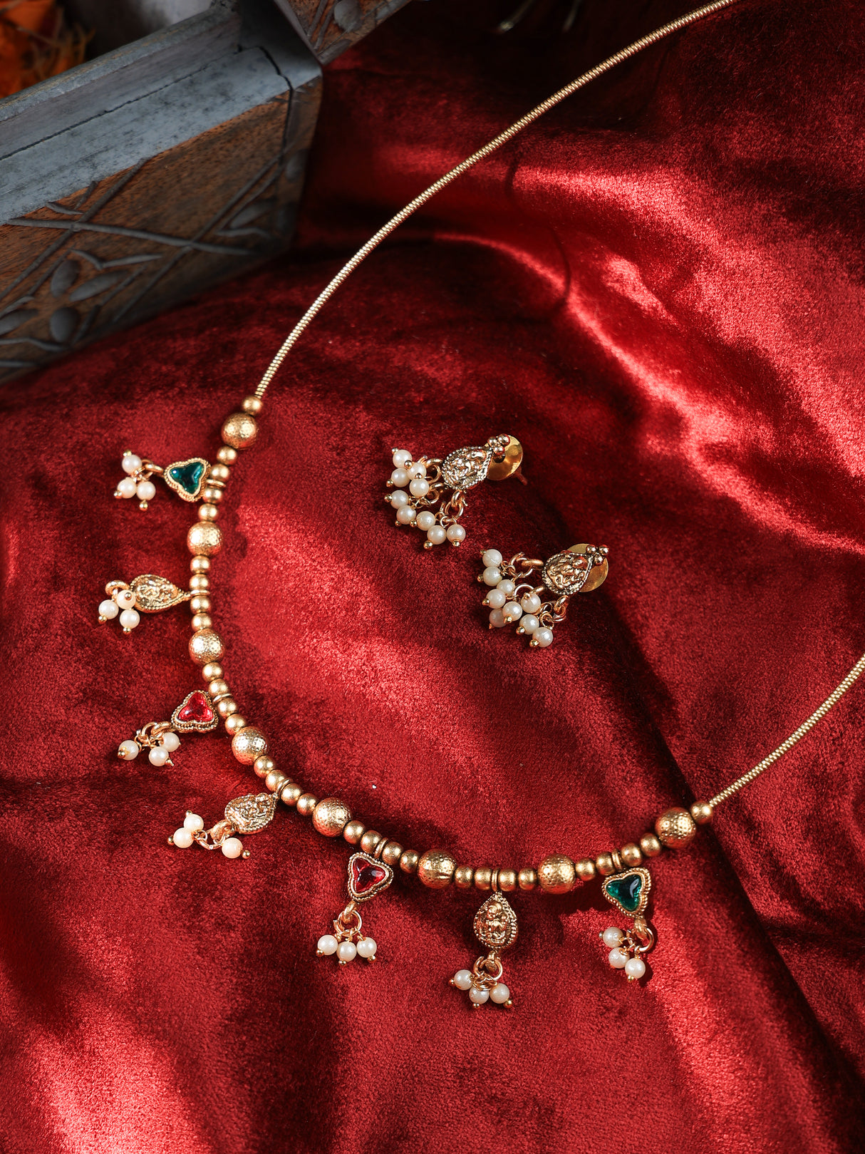 Iyla Minimal kundan necklace