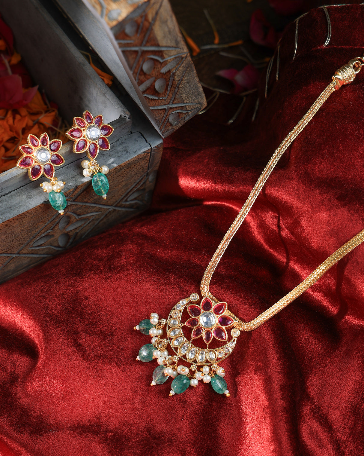 Namya Jadau pendant set